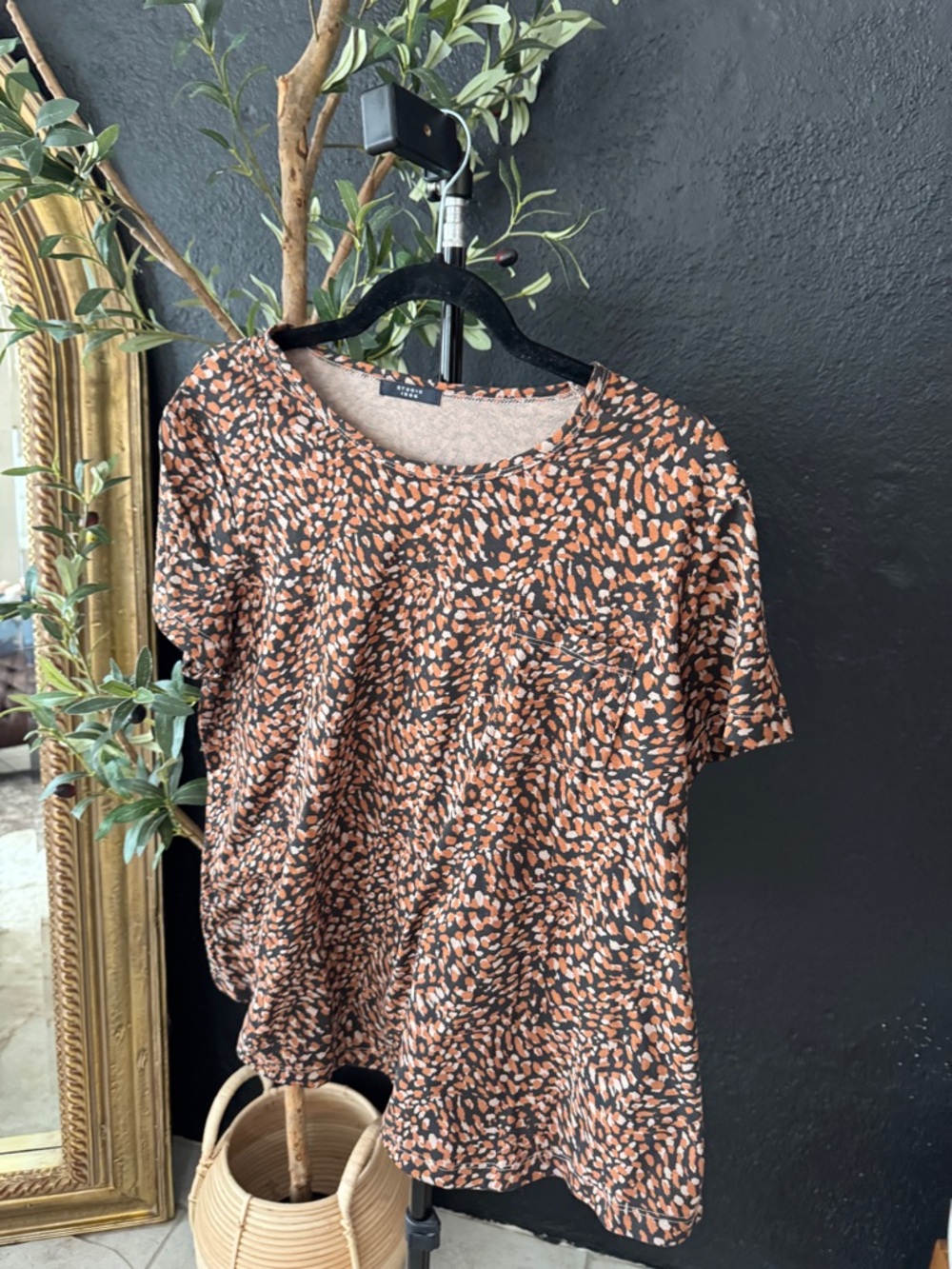 Studio Short Sleeve Speckled Print Tee in Black & Brown